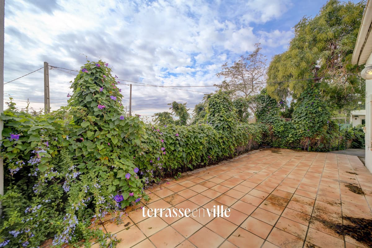 CEYRESTE - MAISON T4 A RENOVER - DEPENDANCE T3 - JARDIN 1300 M2 - 2