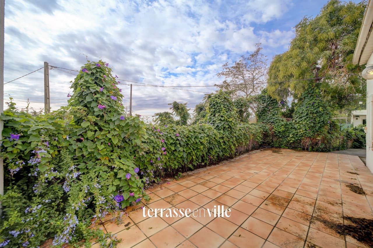 CEYRESTE - MAISON T4 A RENOVER - DEPENDANCE T3 - JARDIN 1300 M2 - 2