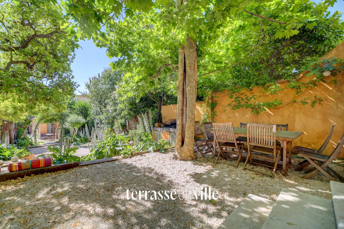 SANARY - PORT & PLAGE À PIED - MAISON DE CHARME FAMILIALE T7 - STUDIO - JARDIN- CAVE - APERÇU MER 980 000€ - 1