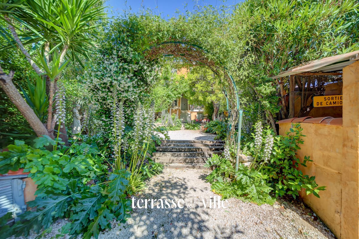 SANARY - PORT & PLAGE À PIED - MAISON DE CHARME FAMILIALE T7 - STUDIO - JARDIN- CAVE - APERÇU MER 980 000€ - 4