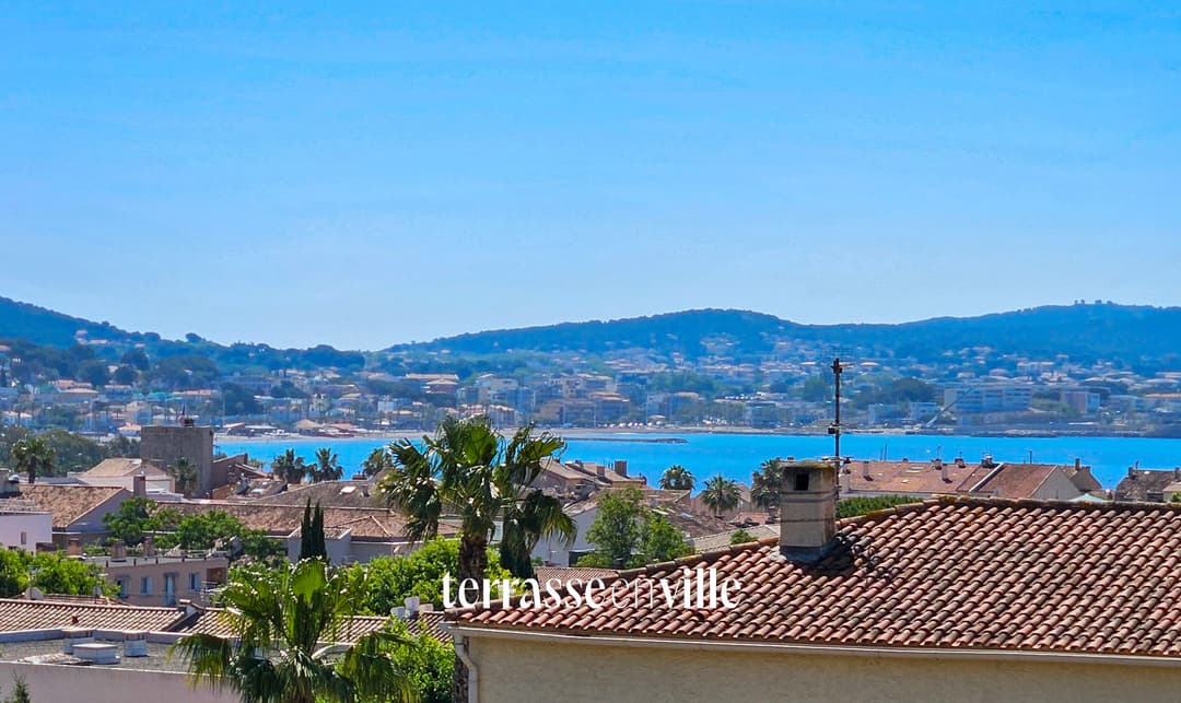 SANARY - PORT & PLAGE À PIED - MAISON DE CHARME T7 - JARDIN- CAVE - APERÇU MER - 850 000€