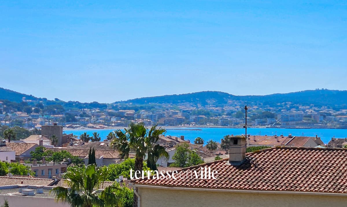 SANARY - PORT & PLAGE À PIED - MAISON DE CHARME T7 - JARDIN- CAVE - APERÇU MER - 850 000€ - 2