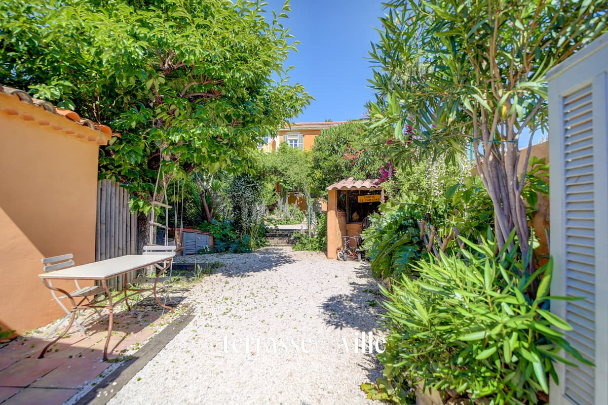 SANARY - PORT & PLAGE À PIED - MAISON DE CHARME T7 - JARDIN- CAVE - APERÇU MER - 850 000€