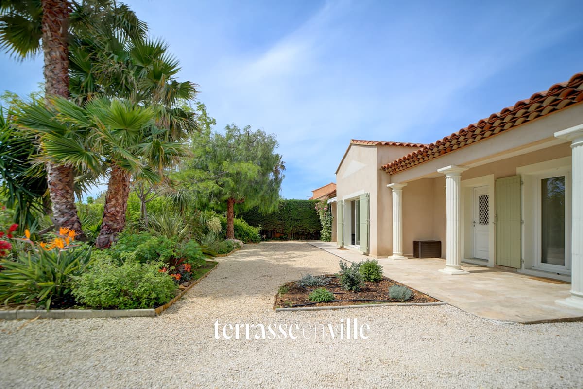 SAINT CYR SUR MER - VILLA PLAIN PIED T4 123M2 - DEPENDANCE - PROCHE VILLAGE A PIED