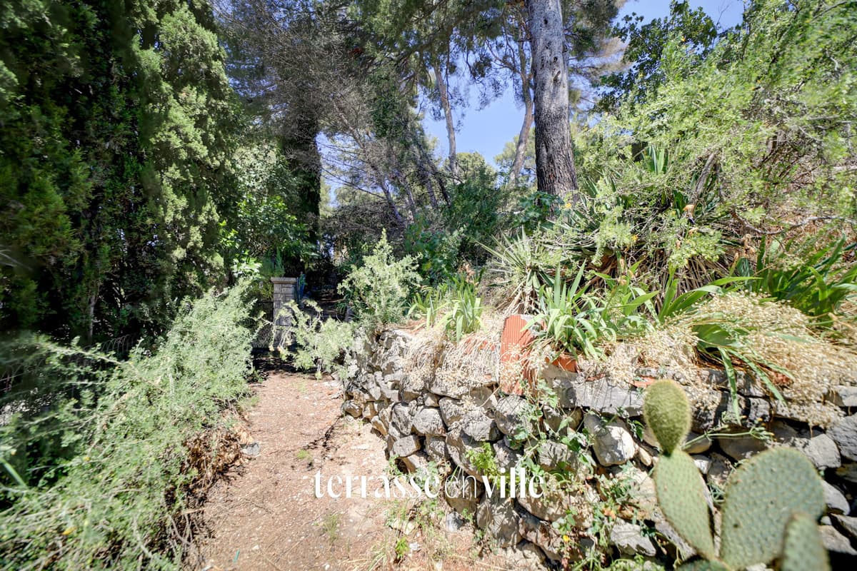 LA CIOTAT - PEYMIAN - TERRAIN CONSTRUCTIBLE - 581 M2 - PROCHE COMMERCE - 2