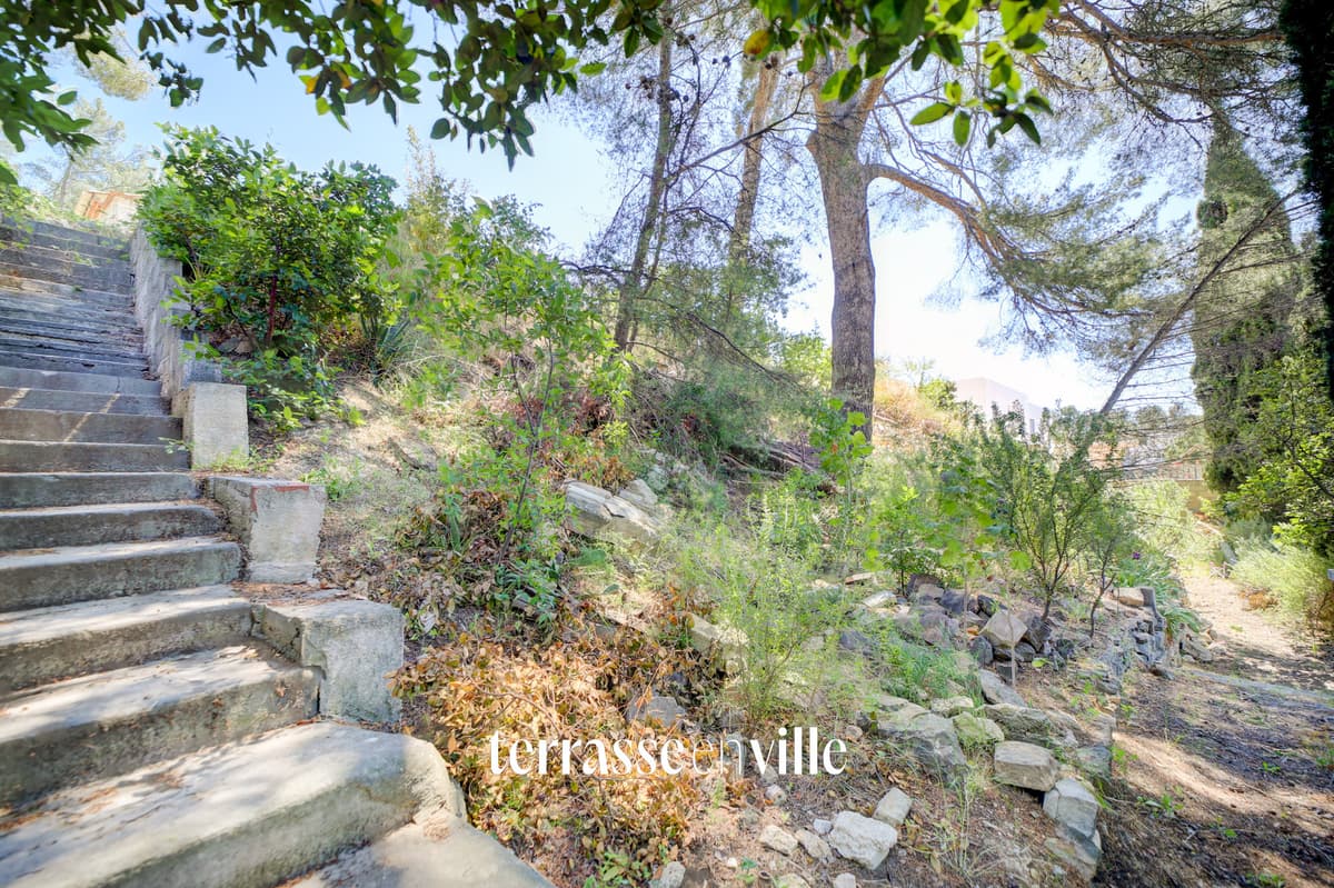 LA CIOTAT - PEYMIAN - TERRAIN CONSTRUCTIBLE - 581 M2 - PROCHE COMMERCE - 3