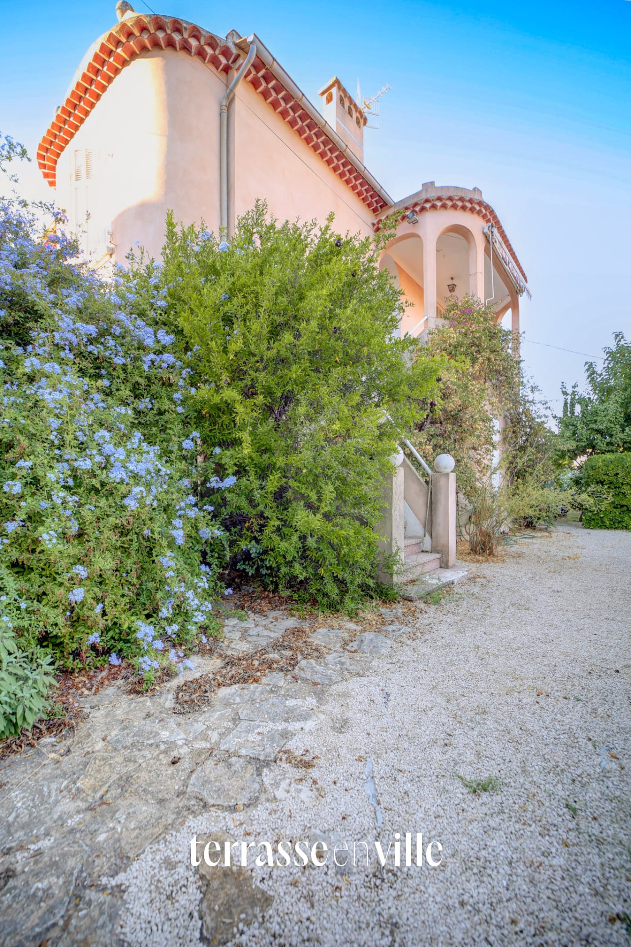LA CIOTAT - QUARTIER HÔPITAL - APPARTEMENT 71,5 M2 - TERRASSE - PARKINGS - VUE MER - JARDIN 267M2 - PROCHE PLA