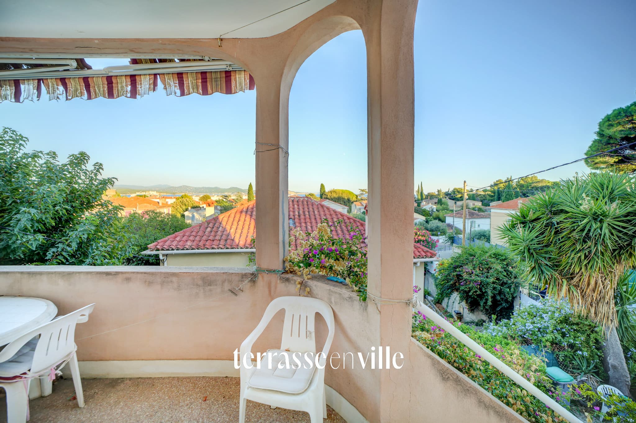 LA CIOTAT - QUARTIER HÔPITAL - APPARTEMENT 71,5 M2 - TERRASSE - PARKINGS - VUE MER - JARDIN 267M2 - PROCHE PLA - 2