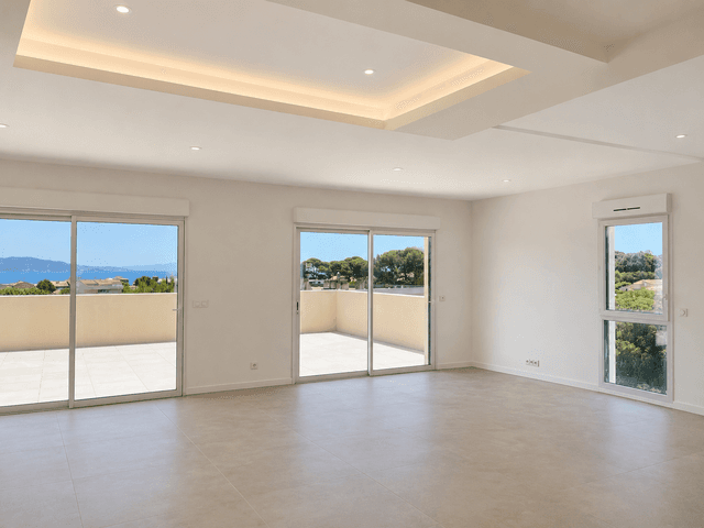 T5 DERNIER ÉTAGE ROOFTOP 39,5 m2 SUD-EST 2 PARKINGS CENTRE VILLE à PIED - LA CIOTAT