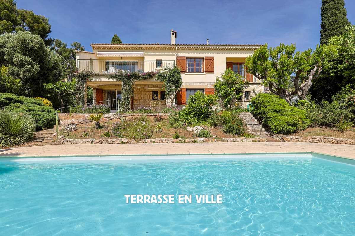 CARQUEIRANNE - MAISON T5 - 160M2 - TERRAIN 1200M2 - PICINE - VUE MER - 950 0000€