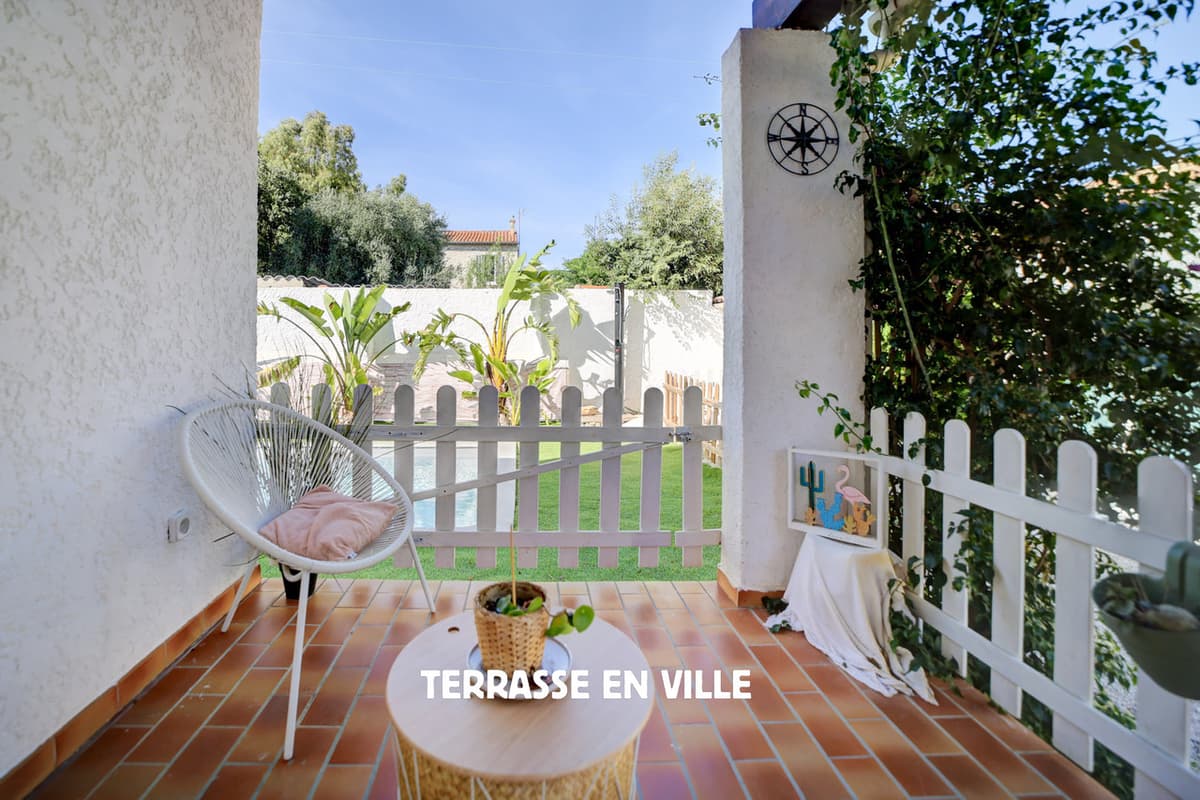 LA CIOTAT - CENTRE-VILLE - MAISON DE PLAIN PIED - DEPENDANCE - PISCINE - JARDIN - PARKINGS - 3