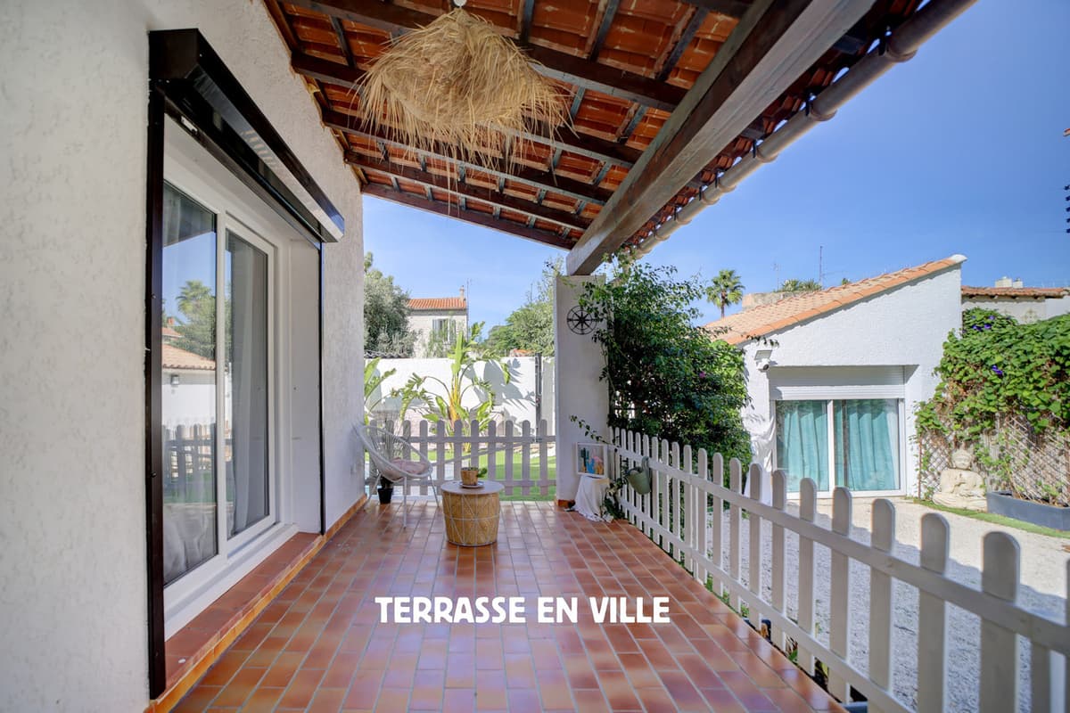 LA CIOTAT - CENTRE-VILLE - MAISON DE PLAIN PIED - DEPENDANCE - PISCINE - JARDIN - PARKINGS - 4