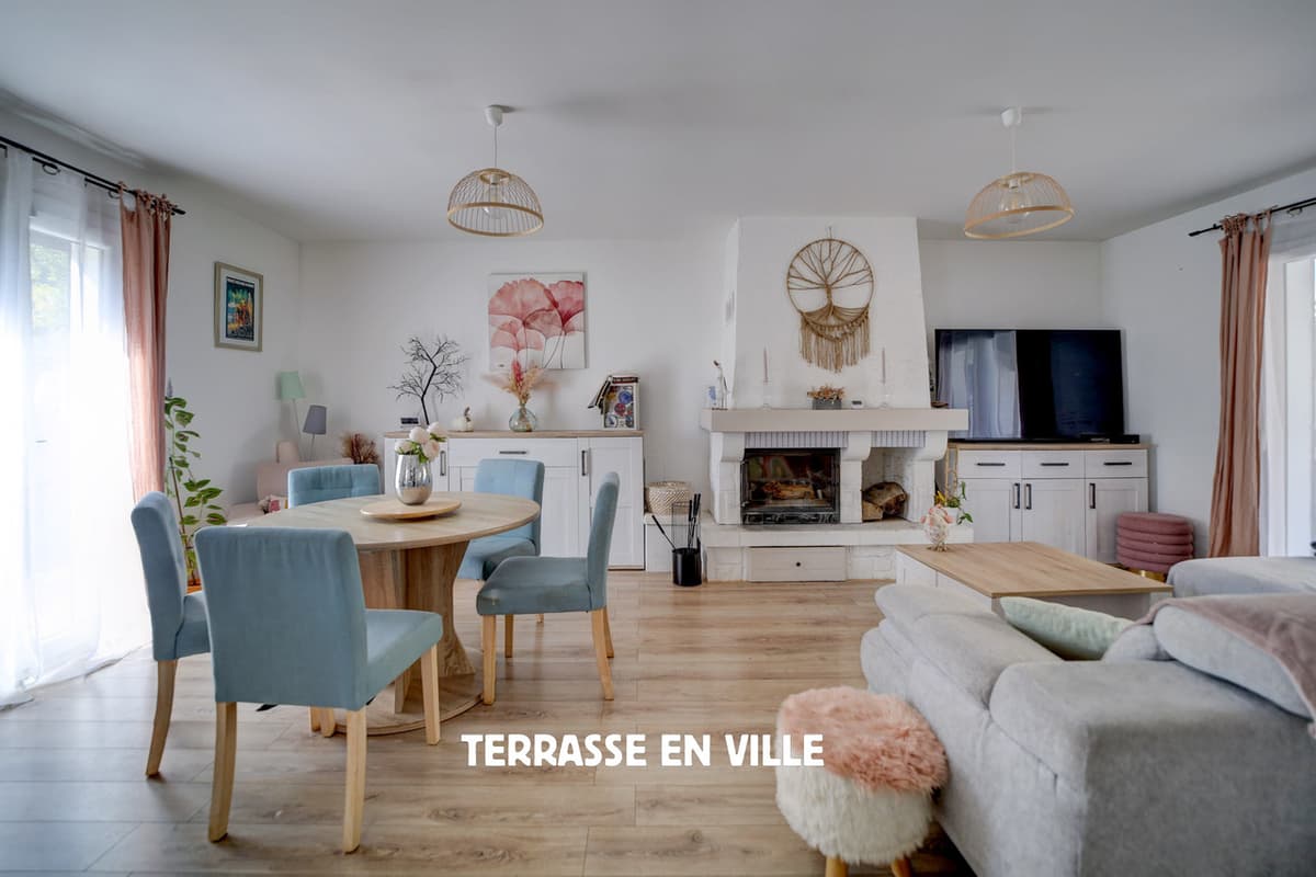 LA CIOTAT - CENTRE-VILLE - MAISON DE PLAIN PIED - DEPENDANCE - PISCINE - JARDIN - PARKINGS - 5