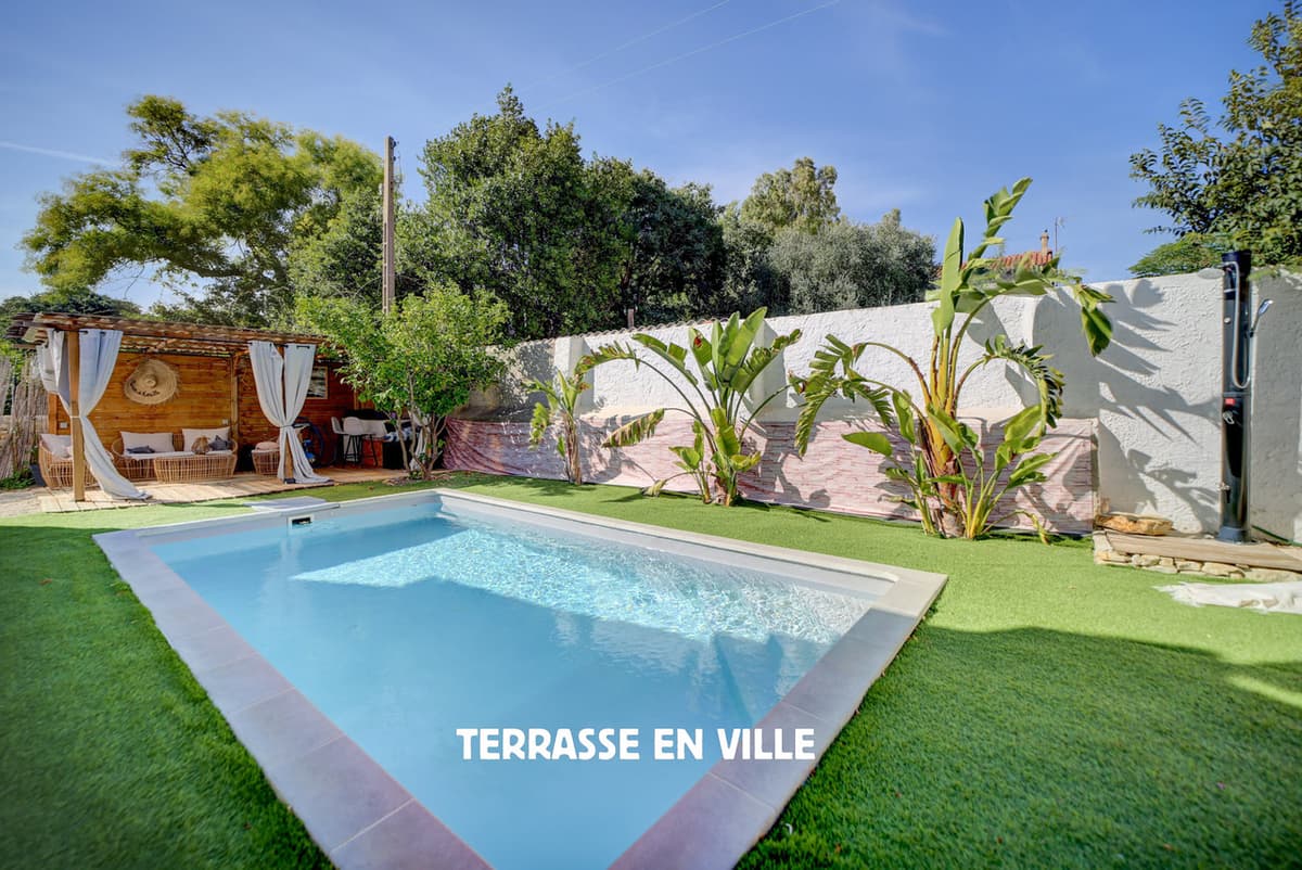 LA CIOTAT - CENTRE-VILLE - MAISON DE PLAIN PIED - DEPENDANCE - PISCINE - JARDIN - PARKINGS - 1