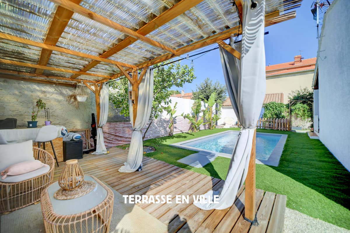 LA CIOTAT - CENTRE-VILLE - MAISON DE PLAIN PIED - DEPENDANCE - PISCINE - JARDIN - PARKINGS