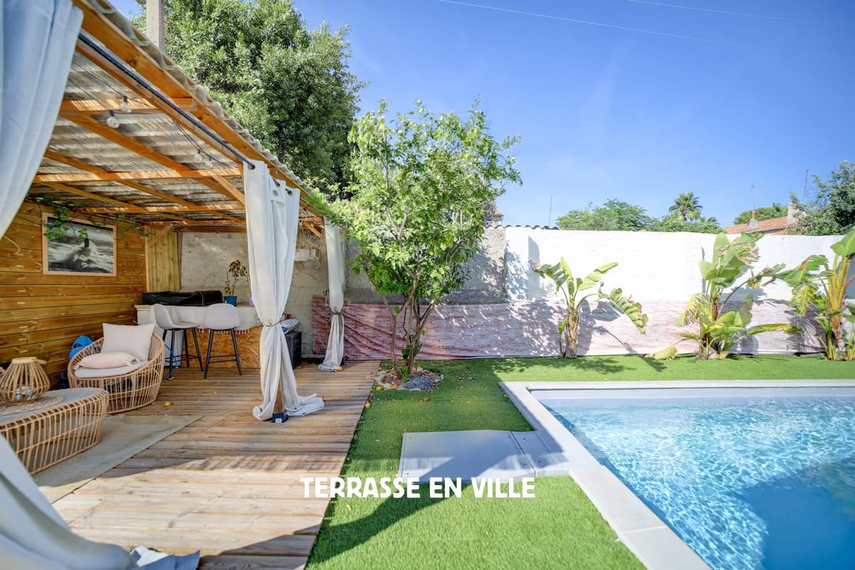 LA CIOTAT - CENTRE-VILLE - MAISON DE PLAIN PIED - DEPENDANCE - PISCINE - JARDIN - PARKINGS - 2
