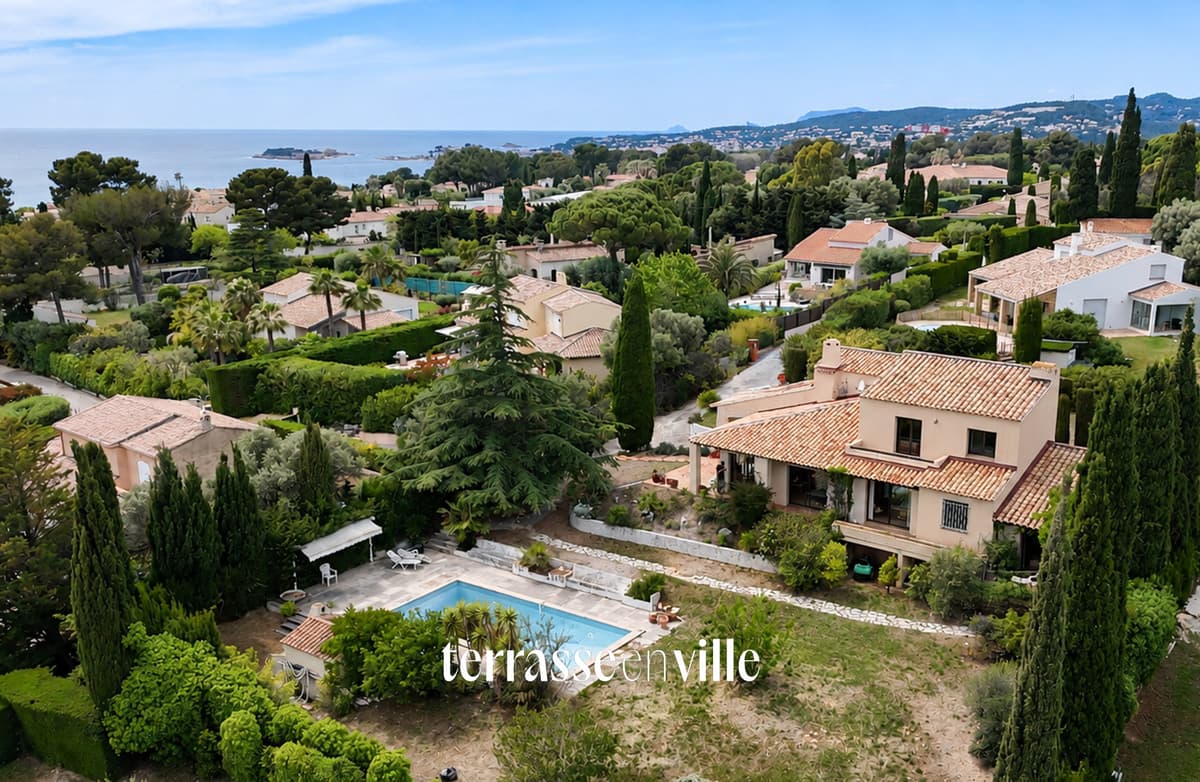 SANARY - PLAINE DU ROY - MAISON FAMILIALE T8 - 217M2 - GRAND SOUS-SOL - 2