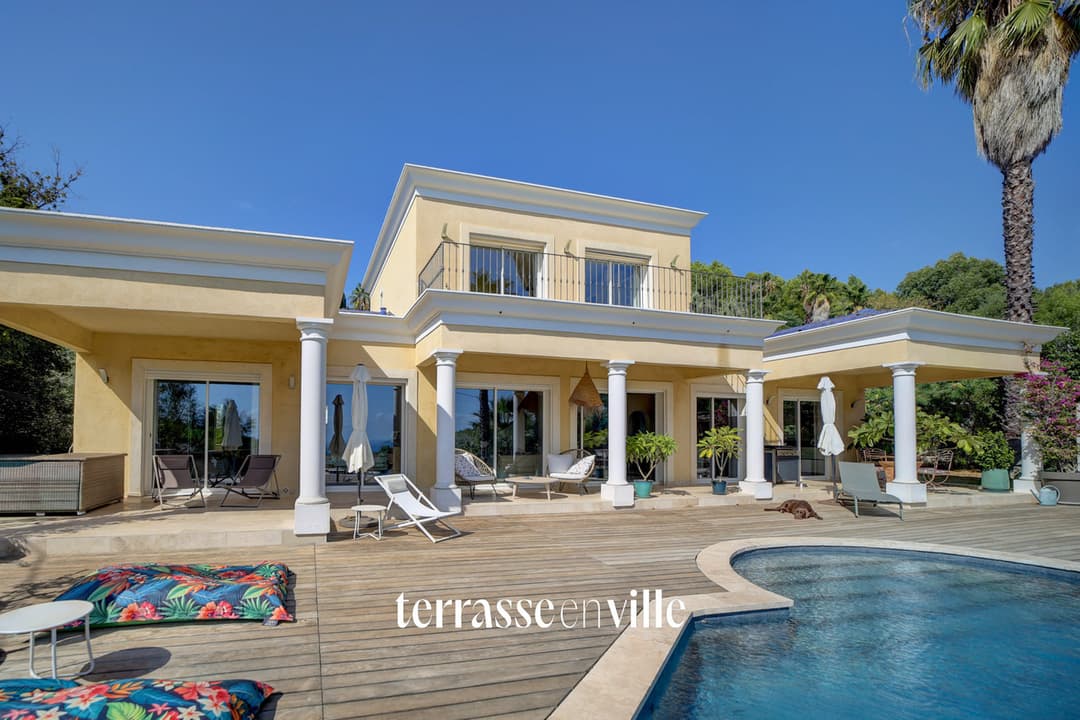 BANDOL VILLA 182 m2 BELLE VUE MER ENVIRONNEMENT EXCEPTIONNEL TERRAIN 1200 M2 PISCINE