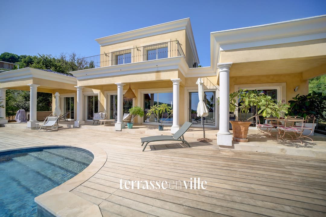 BANDOL VILLA 182 m2 BELLE VUE MER ENVIRONNEMENT EXCEPTIONNEL TERRAIN 1200 M2 PISCINE