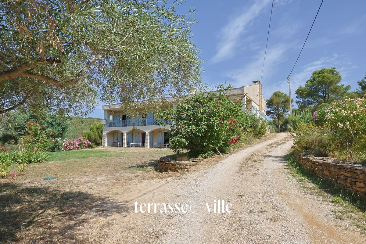 LA CIOTAT - VILLA DE CARACTERE T6 - 270M2 - TERRASSE - PARCELLE 6000M2 - 1655000€