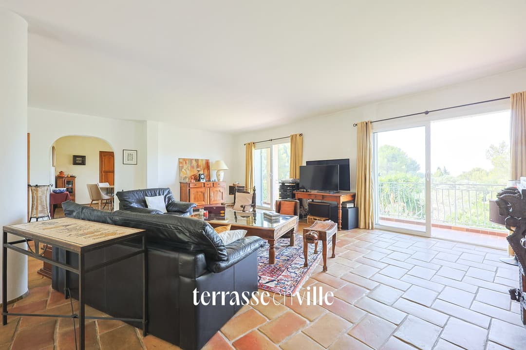 LA CIOTAT - VILLA DE CARACTERE T6 - 270M2 - TERRASSE - PARCELLE 6000M2 - 1655000€