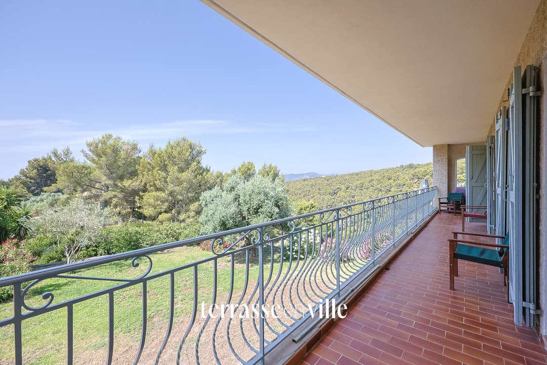 LA CIOTAT - VILLA DE CARACTERE T6 - 270M2 - TERRASSE - PARCELLE 6000M2 - 1655000€