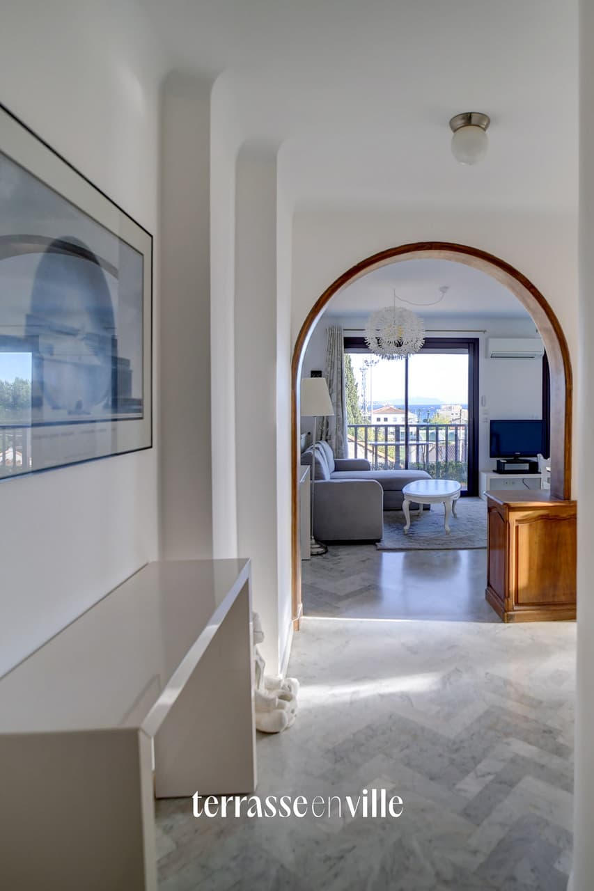 LA CIOTAT - GRAND T2 67M2 DERNIER ÉTAGE - BALCON FILANT - PARKING CAVE - PLAGES À PIED - VUE MER PANORAMIQUE -