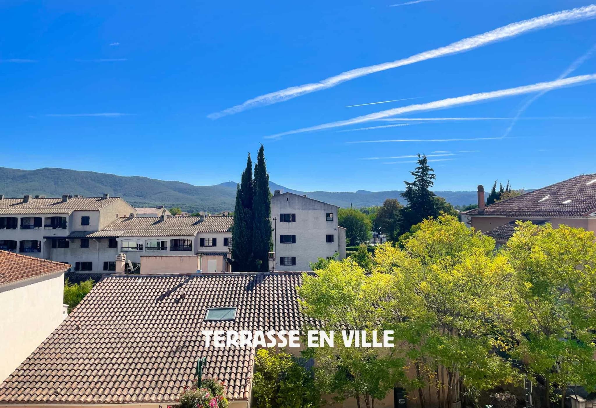 LE BEAUSSET - CENTRE VILLE - DUPLEX T4 - 105 m2 - VUE DEGAGEE - GARAGE - PARKING - 2