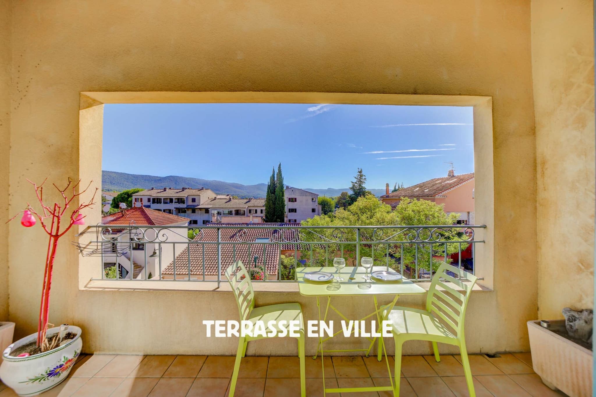 LE BEAUSSET - CENTRE VILLE - DUPLEX T4 - 105 m2 - VUE DEGAGEE - GARAGE - PARKING - 1