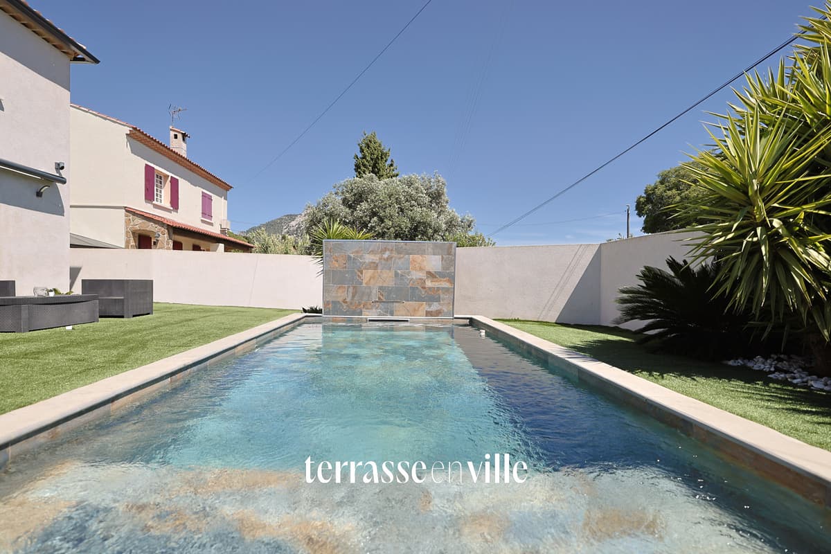 MAISON CONTEMPORAINE - TOULON - LES ROUTES - T 5 - PISCINE - JARDIN - PARKING - 2