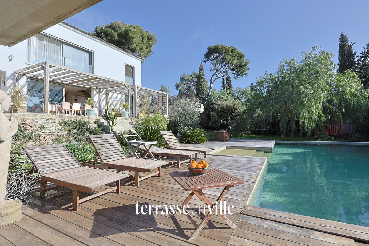 LA CIOTAT - FIGUEROLLES - MAISON FAMILIALE - T6 - 204 M2 + T2 40 M2 - PISCINE - PARCELLE 1041M2 - VUE MER - 1 - 2