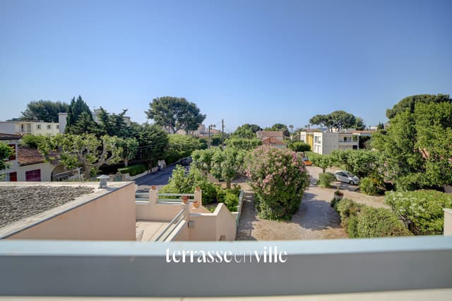 LA CIOTAT CLOS DES PLAGES T3 DUPLEX DE CARACTÈRE AVEC TERRASSE ET PARKING À 2 PAS DES PLAGES - 399 000