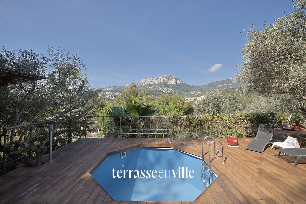 Toulon Ouest - Maison Familiale 230m2 - Parcelle 2000m2 - Piscine - Vue dégagée - 745 000€ - 1