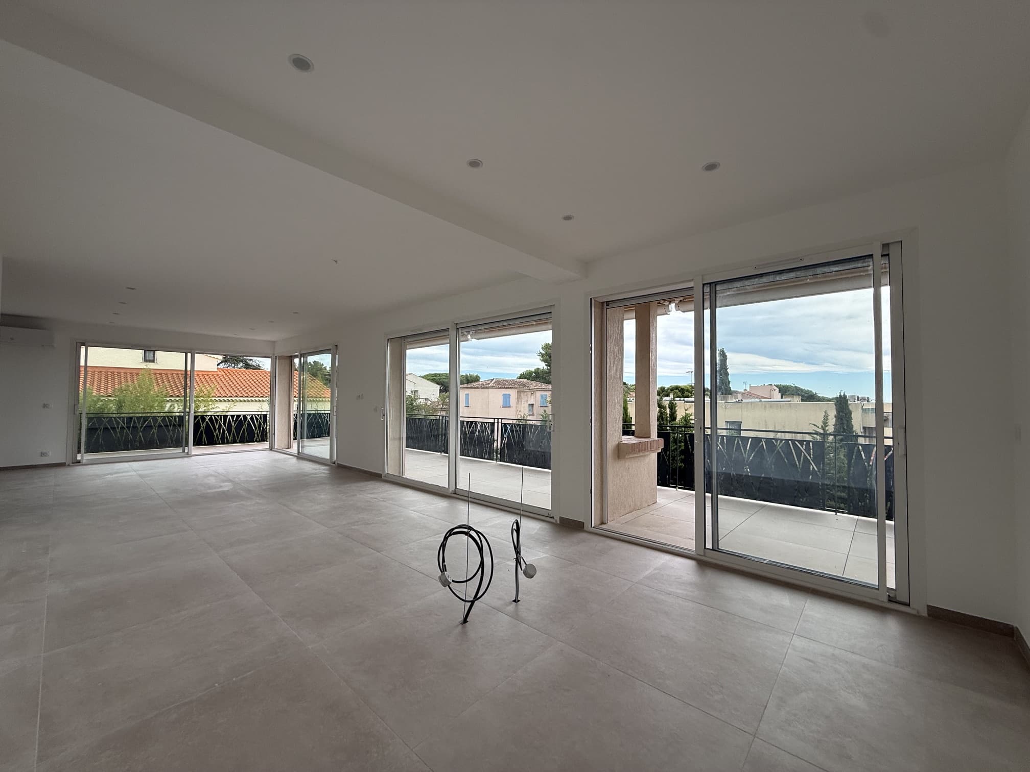 BANDOL - PLAGE DU CAPELAN - DUPLEX D’EXCEPTION NEUF 155 m2 - TERRASSE 130 m2 - Jardin 300 m2 - 3 PARKINGS - 7