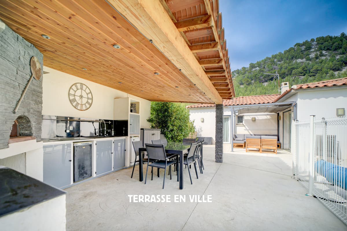 EXCLUSIVITE - CUGES LES PINS - VILLA CONTEMPORAINE T5 - PISCINE - POOL HOUSE - DOUBLE GARAGE - 4