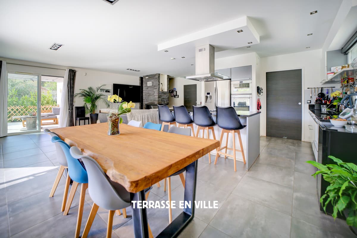 EXCLUSIVITE - CUGES LES PINS - VILLA CONTEMPORAINE T5 - PISCINE - POOL HOUSE - DOUBLE GARAGE - 6