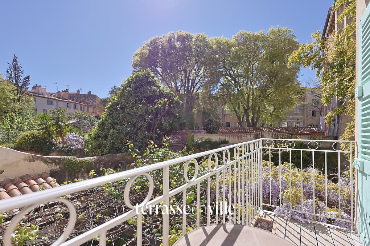 LA CIOTAT CENTRE HISTORIQUE - GRAND DUPLEX - T9 - 192 M2 5 CH - PARCELLE 350M2 - PARKING - 1 200 000€ - 1