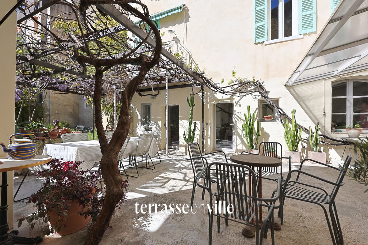 LA CIOTAT CENTRE HISTORIQUE - GRAND DUPLEX - T9 - 192 M2 5 CH - PARCELLE 350M2 - PARKING - 1 200 000€