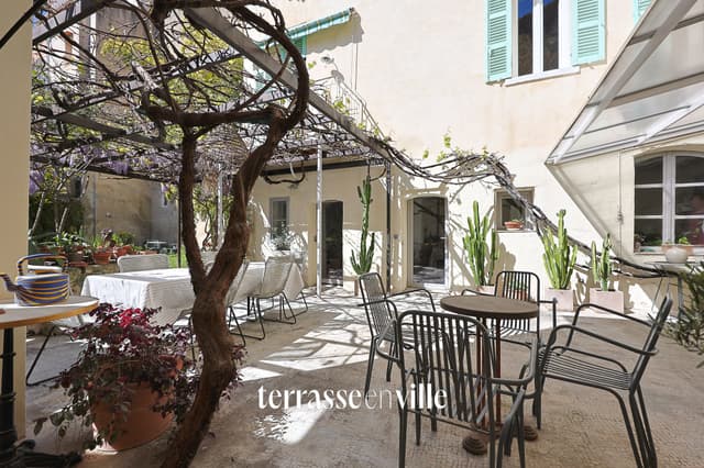 LA CIOTAT CENTRE HISTORIQUE - GRAND DUPLEX - T9 - 192 M2 5 CH - PARCELLE 350M2 - PARKING - 1 200 000€