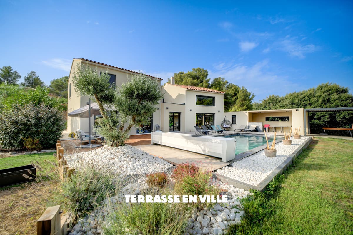 SOUS COMPROMIS - LA CADIERE D'AZUR - CADRE CAMPAGNE - VILLA CONTEMPORAINE - JARDIN 2759 M2 - PISCINE - VUE D