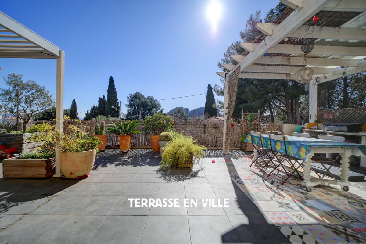 EXCLUSIVITÉ - LA CIOTAT - FIGUEROLLES - MAISON 102 M2 - DEPENDANCE T2 26M2 - GARAGE - VUE 3 SECS ET APERCU MER - 2