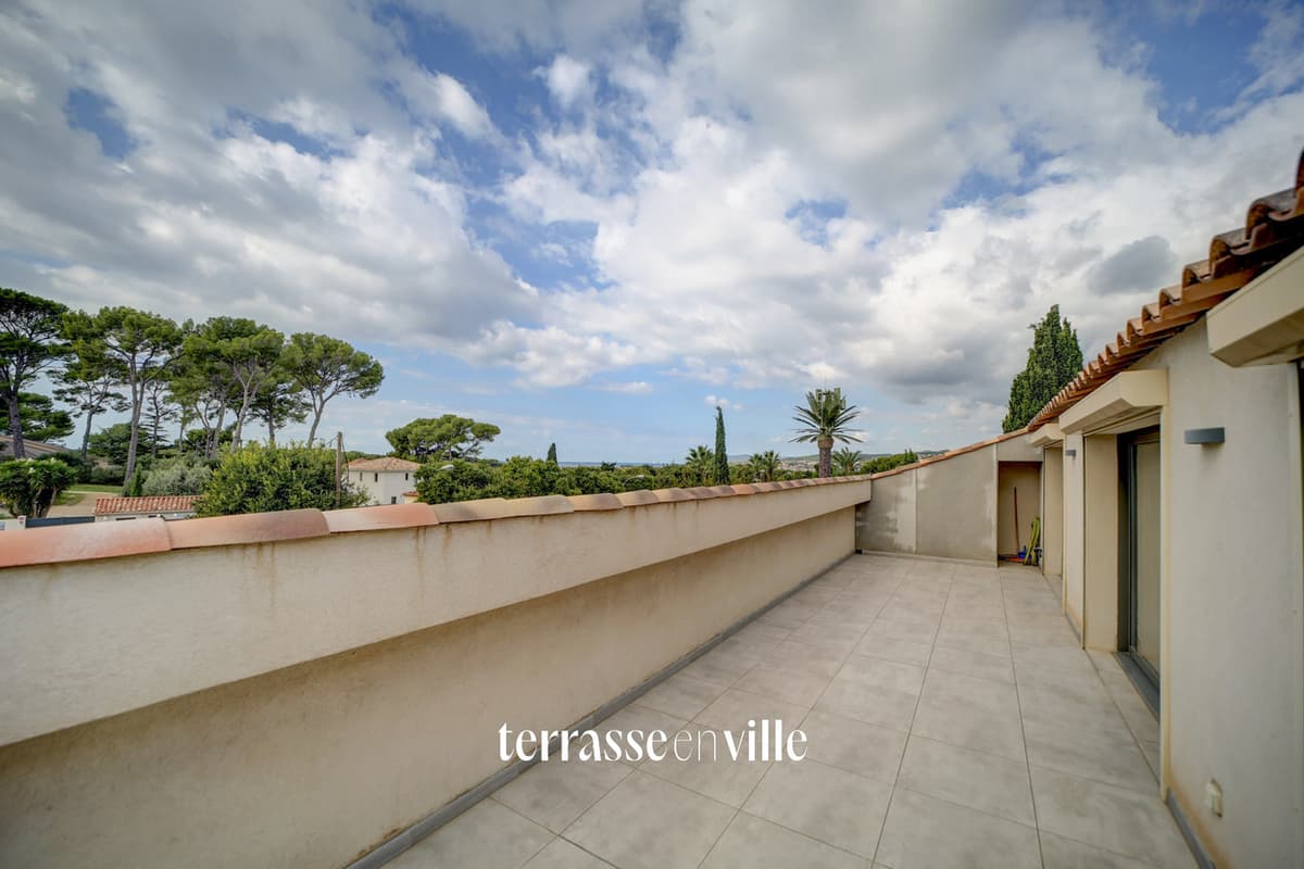 SANARY-SUR-MER - DUPLEX RECENT T4 - 127 M2 - TERRASSES - DERNIER ETAGE - PARKINGS - 6