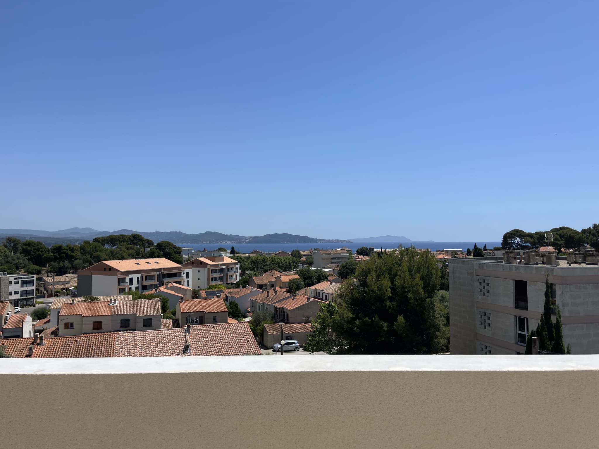 VUE MER - T4 DERNIER ÉTAGE - 106M2 + ROOFTOP 40M2 - SUD-EST - 2 PARKINGS - PLAGES A PIED - 900 000€ - 1