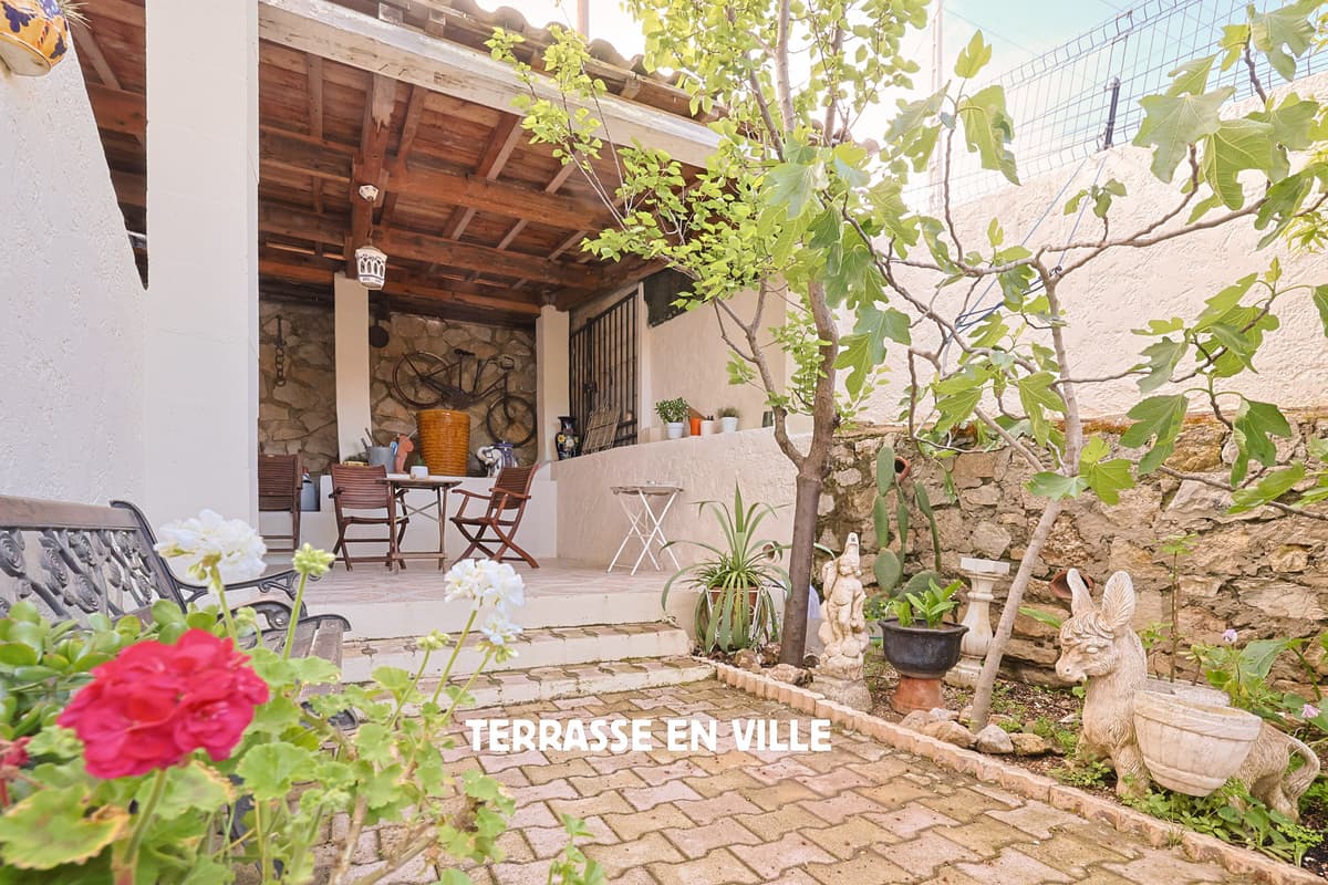 TOULON - STE ANNE - T3 - 67M2 - COUR 62M2 - 253 000€