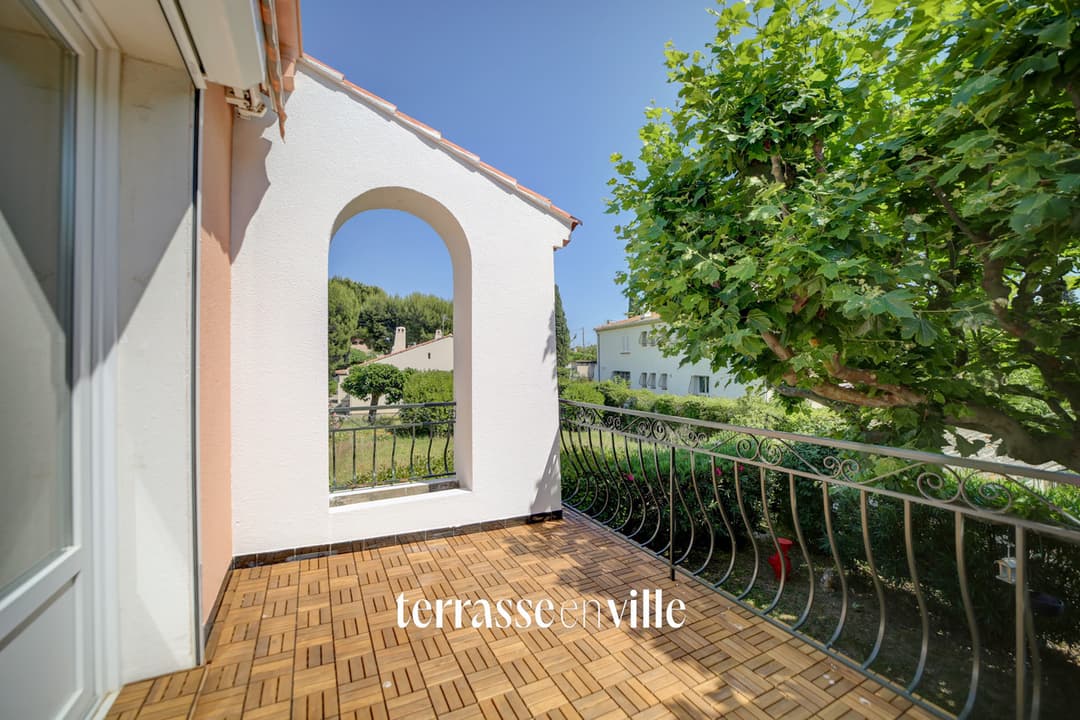 LA CIOTAT - PEYMIAN - APPARTEMENT 95 M2 RENOVE - TERRASSE - PARKINGS - PROCHE PLAGES - 499 000 €