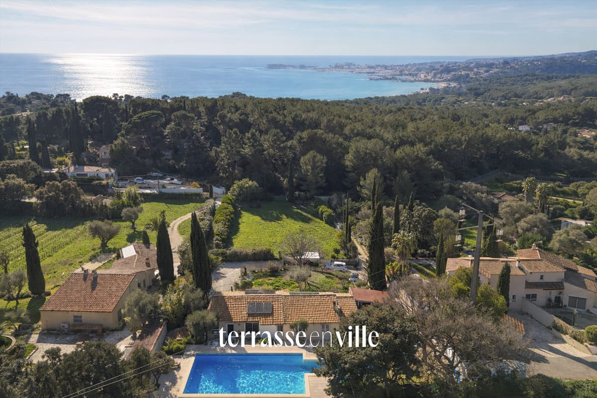 SANARY- MAISON DE PLAIN - PIED - PISCINE.