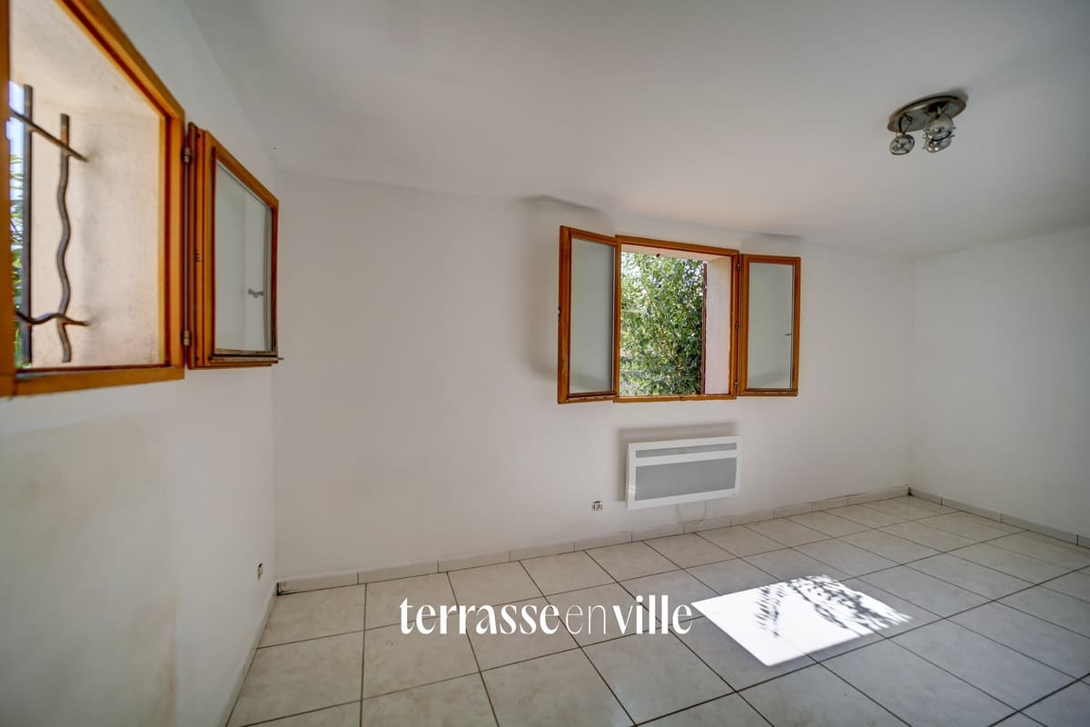 LA CIOTAT - REZ-DE-JARDIN À RÉNOVER - T2 - 42M2 - PARCELLE 160M2 - 241500€ - 2