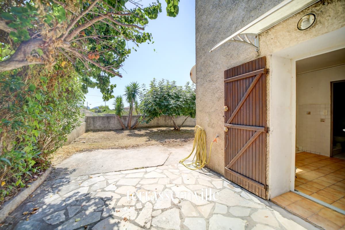 LA CIOTAT - REZ-DE-JARDIN À RÉNOVER - T2 - 42M2 - PARCELLE 160M2 - 241500€ - 1