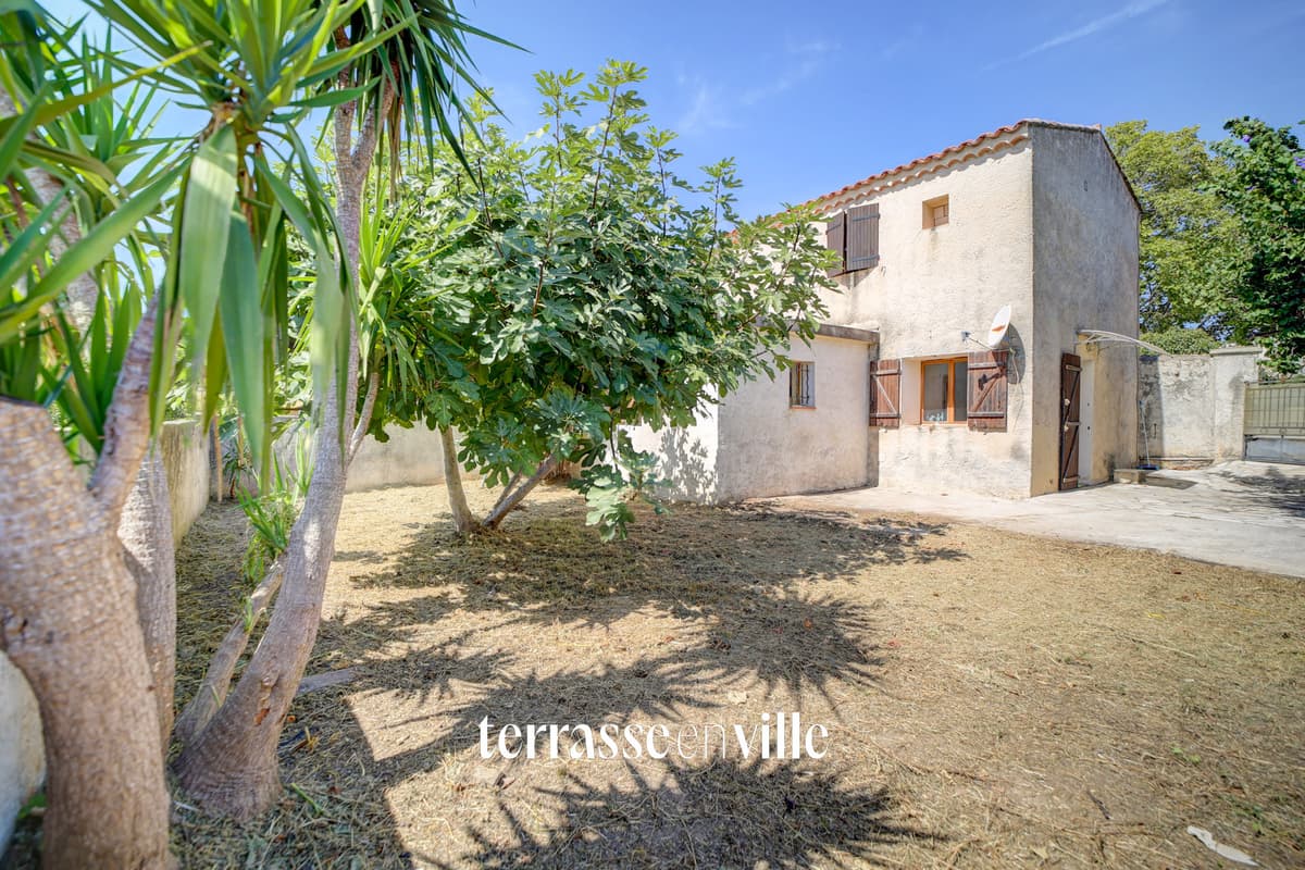 LA CIOTAT - REZ-DE-JARDIN À RÉNOVER - T2 - 42M2 - PARCELLE 160M2 - 241500€