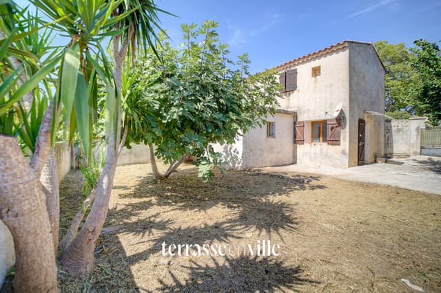 LA CIOTAT - REZ-DE-JARDIN À RÉNOVER - T2 - 42M2 - PARCELLE 160M2 - 241500€